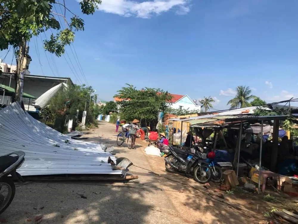 Lốc xoáy làm tốc mái 131 căn nhà tại Quảng Ngãi ảnh 1