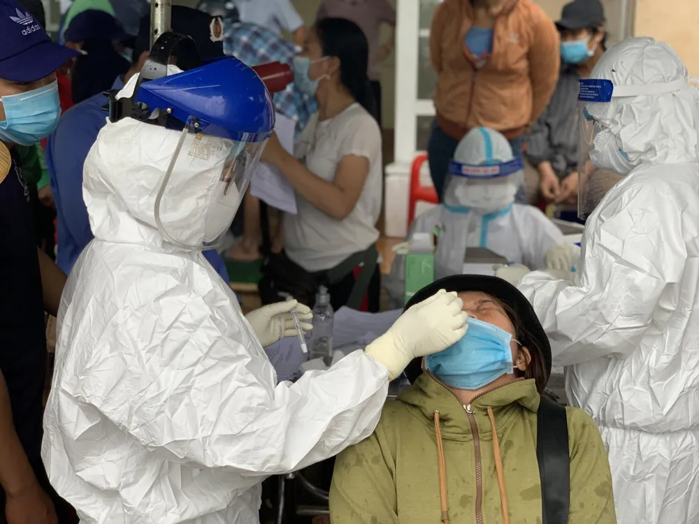 Quảng Ngãi ghi nhận 2 ca nghi mắc Covid-19 qua test nhanh tại chốt kiểm tra y tế ảnh 2