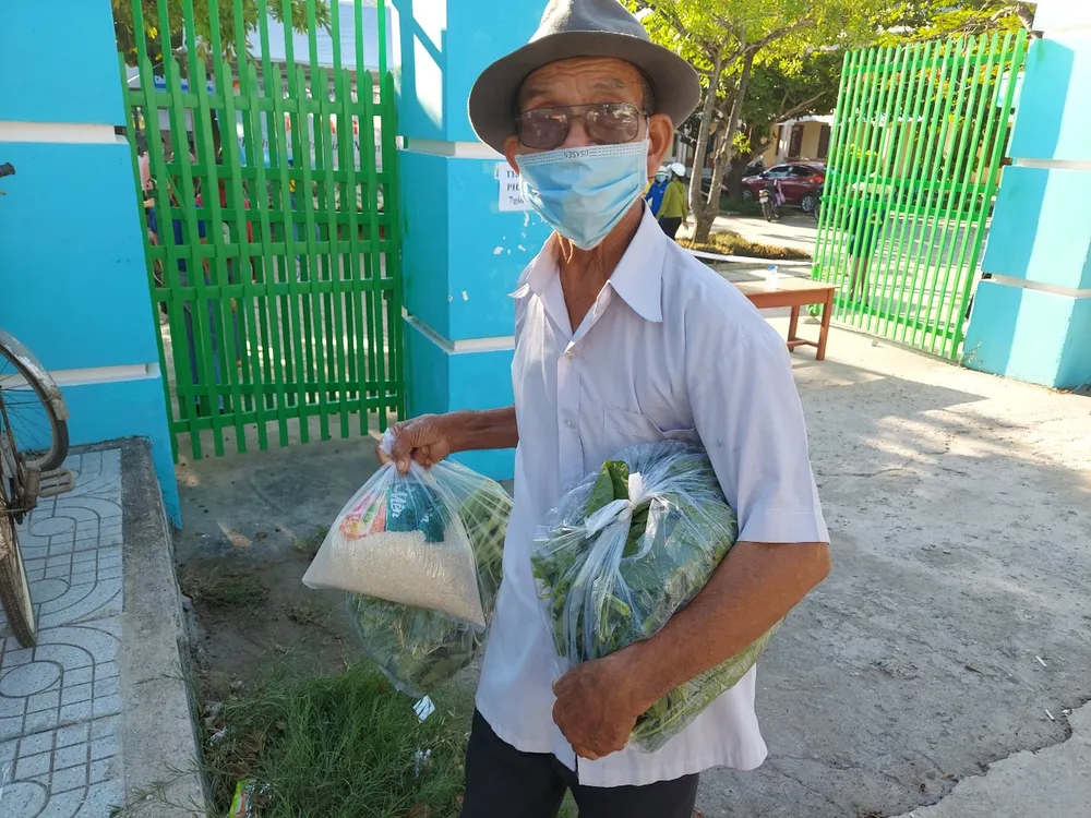 Quảng Ngãi: Nhiều gian hàng 0 đồng giúp người dân vượt khó ảnh 9