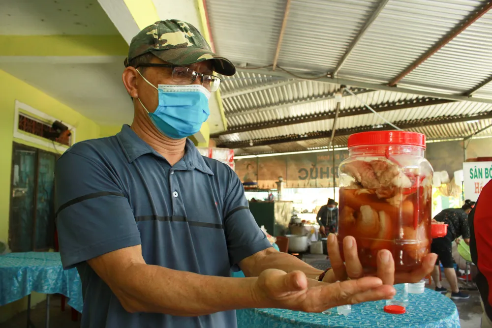 Người dân Quảng Ngãi tự tay làm thịt ngâm mắm, kho cá ngừ để “chia lửa” với TPHCM ảnh 8