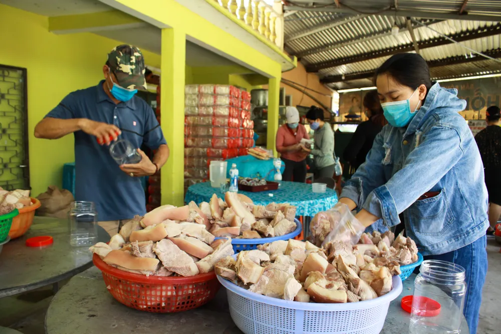 Người dân Quảng Ngãi tự tay làm thịt ngâm mắm, kho cá ngừ để “chia lửa” với TPHCM ảnh 6