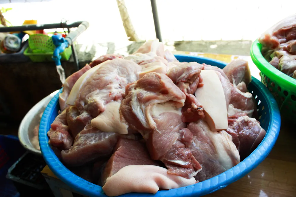 Người dân Quảng Ngãi tự tay làm thịt ngâm mắm, kho cá ngừ để “chia lửa” với TPHCM ảnh 2