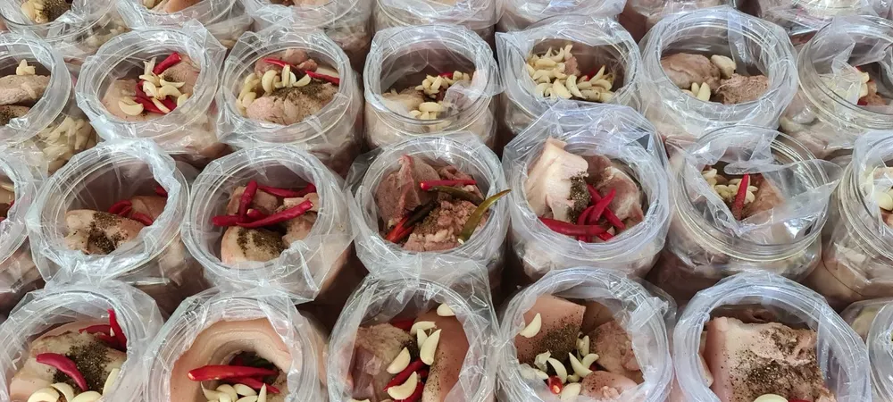 Người dân Quảng Ngãi tự tay làm thịt ngâm mắm, kho cá ngừ để “chia lửa” với TPHCM ảnh 9