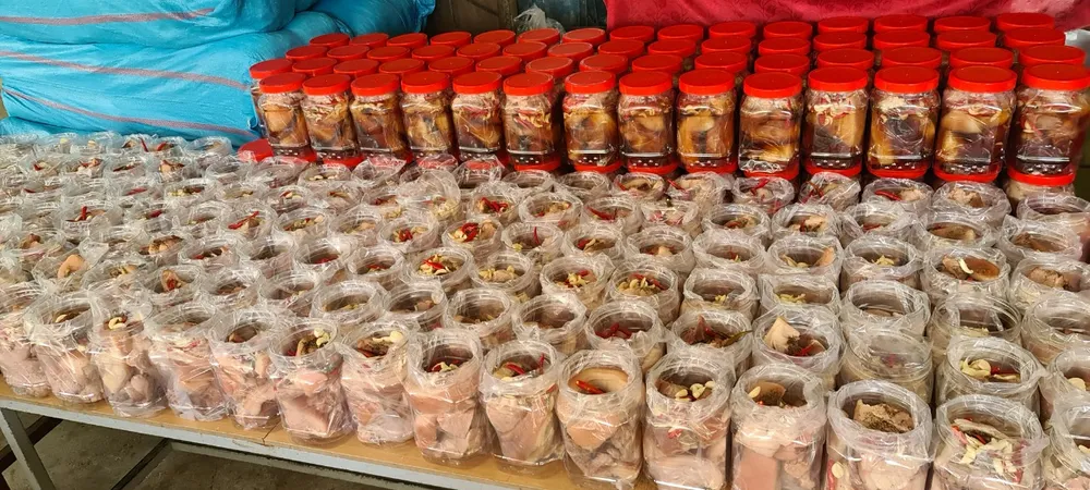 Người dân Quảng Ngãi tự tay làm thịt ngâm mắm, kho cá ngừ để “chia lửa” với TPHCM ảnh 10