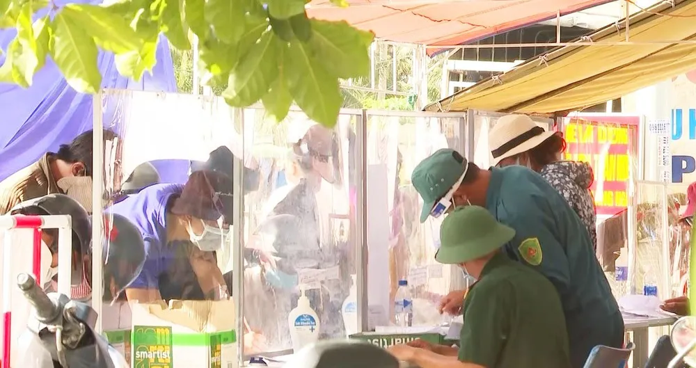 Quảng Ngãi: Cảnh báo nguy cơ dịch Covid-19 khi người dân từ miền Nam về bằng xe cá nhân ảnh 2