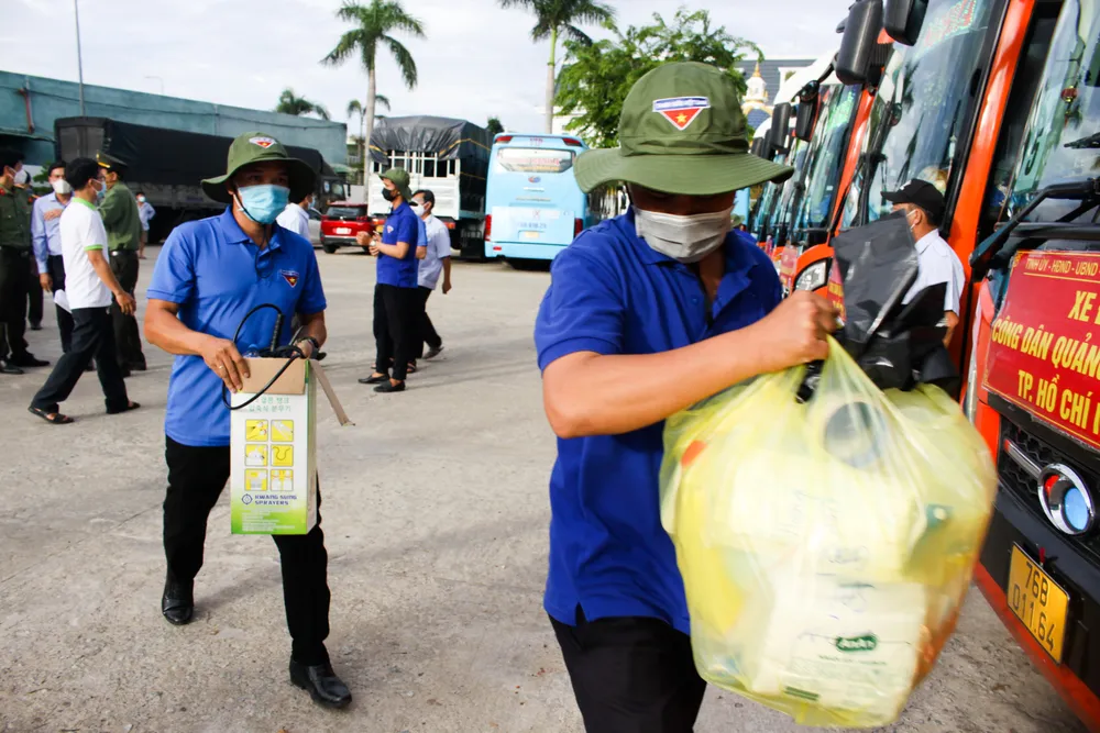 10 xe ô tô khách xuất phát từ Quảng Ngãi vào TPHCM đón người dân về quê ảnh 4
