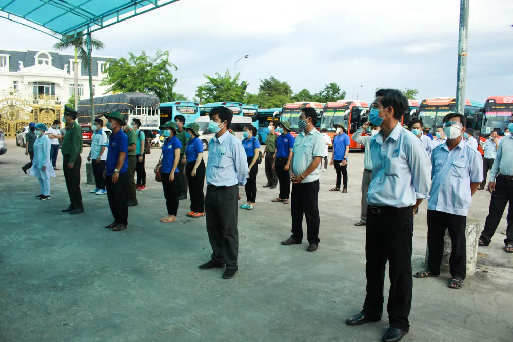 10 xe ô tô khách xuất phát từ Quảng Ngãi vào TPHCM đón người dân về quê ảnh 3