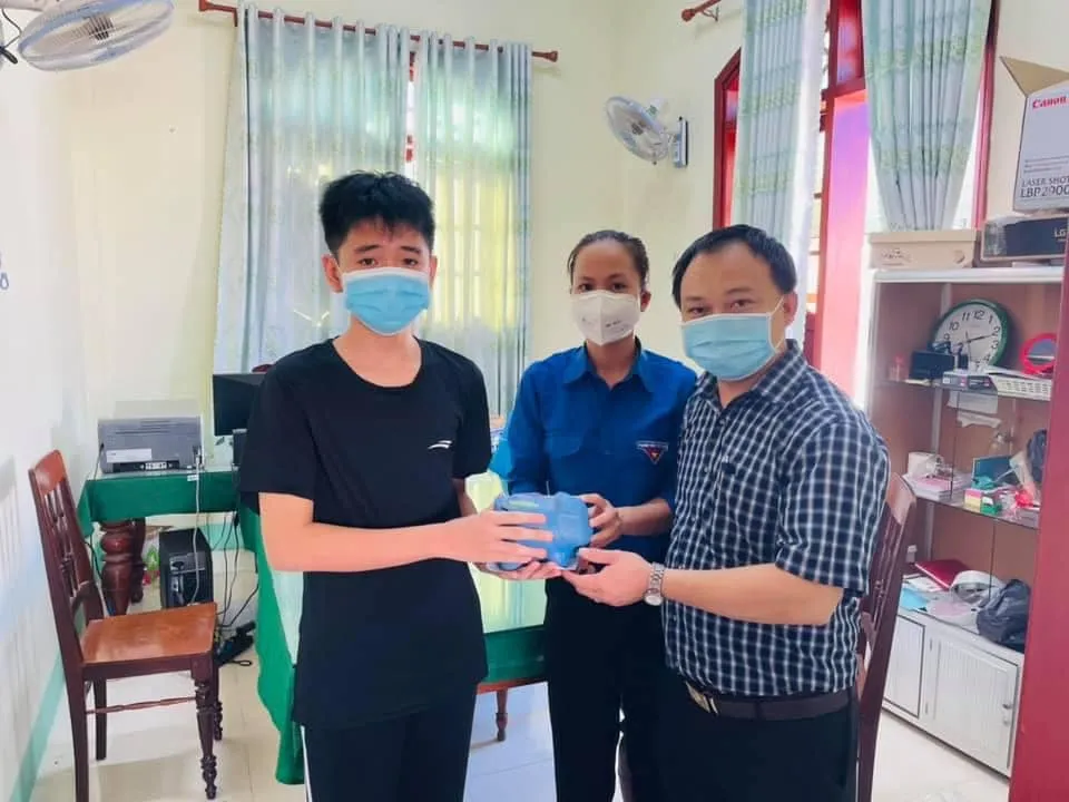 Học sinh Quảng Ngãi góp heo đất ủng hộ chống dịch Covid-19 ảnh 1