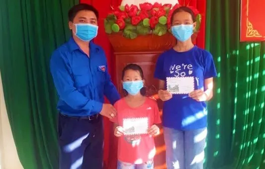 Học sinh Quảng Ngãi góp heo đất ủng hộ chống dịch Covid-19 ảnh 2