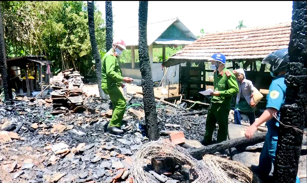 Quảng Ngãi: một nhà sàn bị lửa thiêu rụi, thiệt hại trên 300 triệu đồng ảnh 1