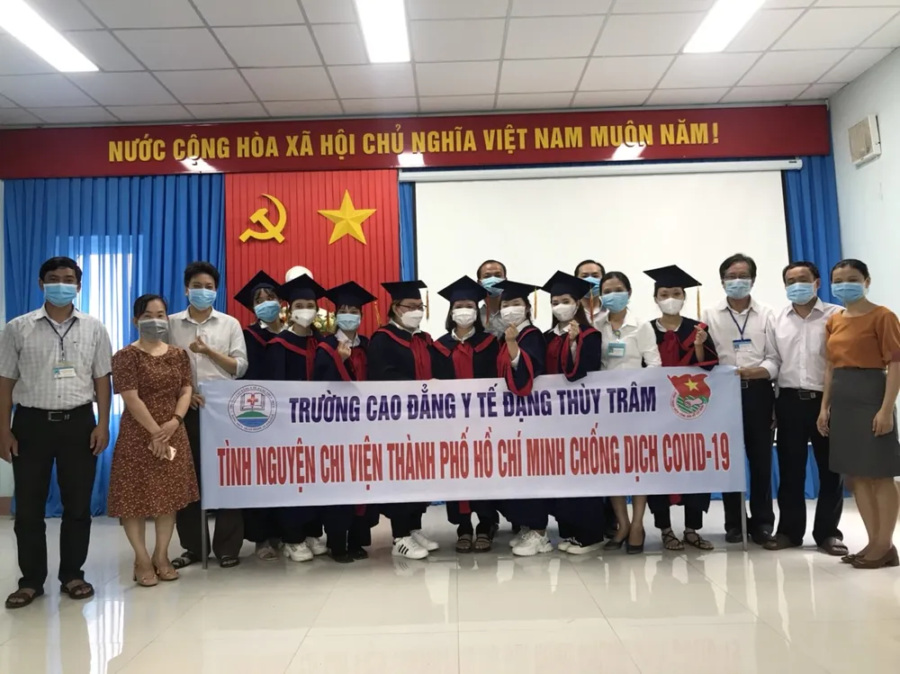 Vừa tốt nghiệp cao đẳng y, 8 sinh viên đăng ký vào TPHCM chống dịch ảnh 1