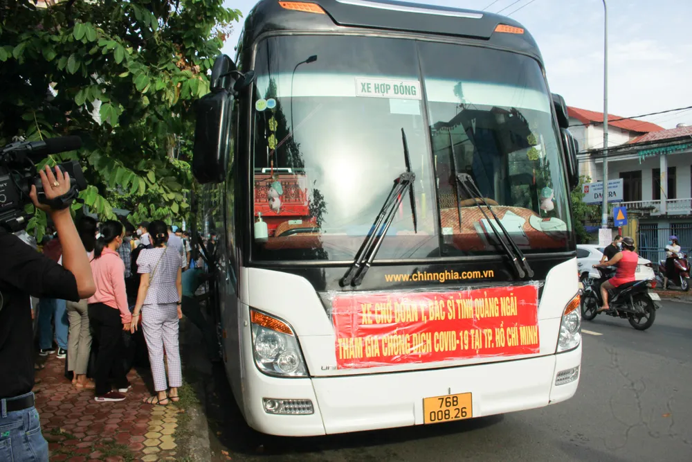 Nhiều địa phương miền Trung đưa đoàn y, bác sĩ tình nguyện tham gia hỗ trợ TPHCM chống dịch Covid-19 ảnh 12