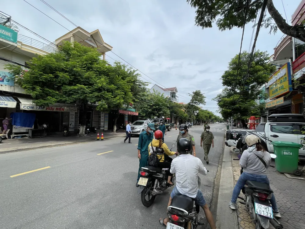 Ngày đầu Quảng Ngãi lập chốt nội thành, hạn chế ra đường không cần thiết ảnh 5