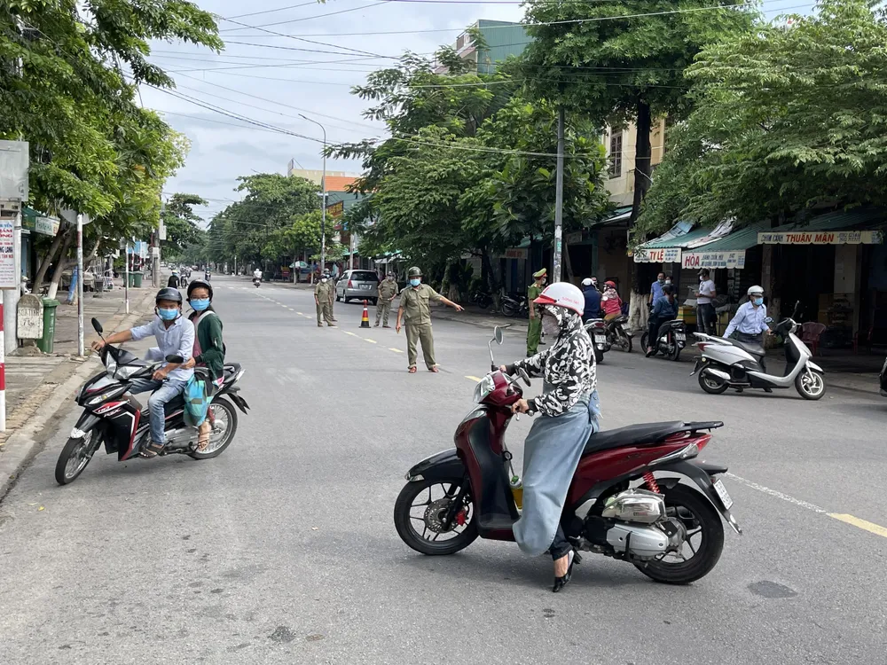 Ngày đầu Quảng Ngãi lập chốt nội thành, hạn chế ra đường không cần thiết ảnh 4