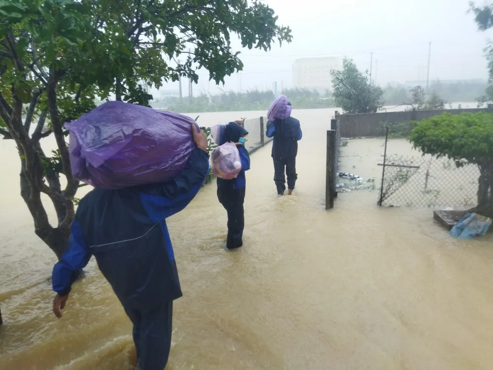 Quảng Ngãi: Cứu hộ tàu cá bị phá nước thả trôi trên biển ảnh 2