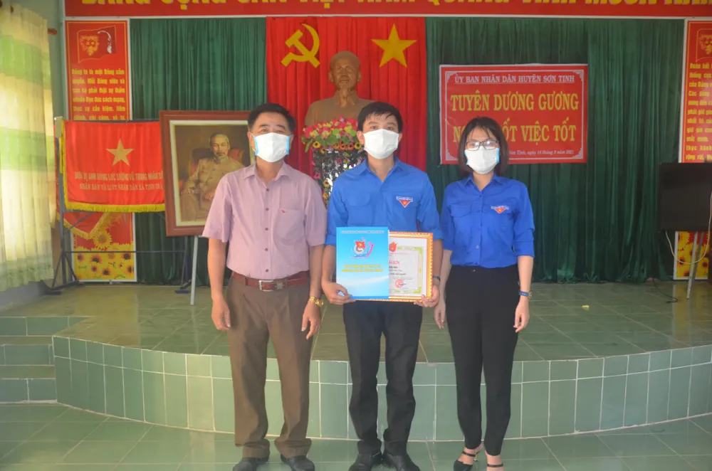 Quảng Ngãi: Trao bằng khen cho thanh niên dũng cảm cứu người trong bão số 5 ảnh 1