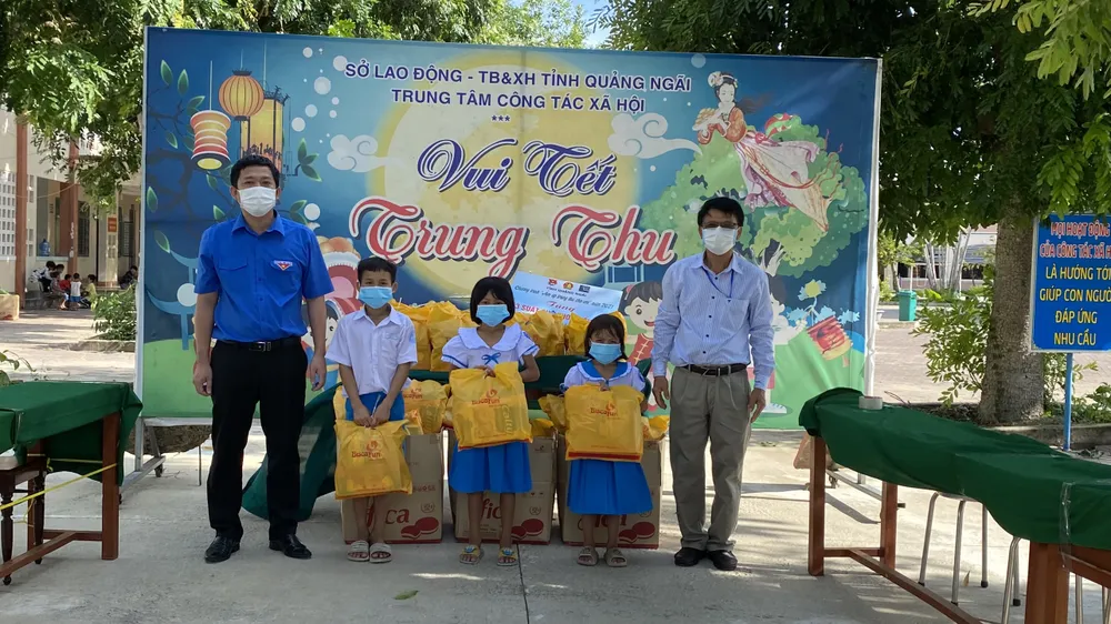 Trao 2.000 phần quà trung thu tới bệnh nhi tại TPHCM ảnh 8