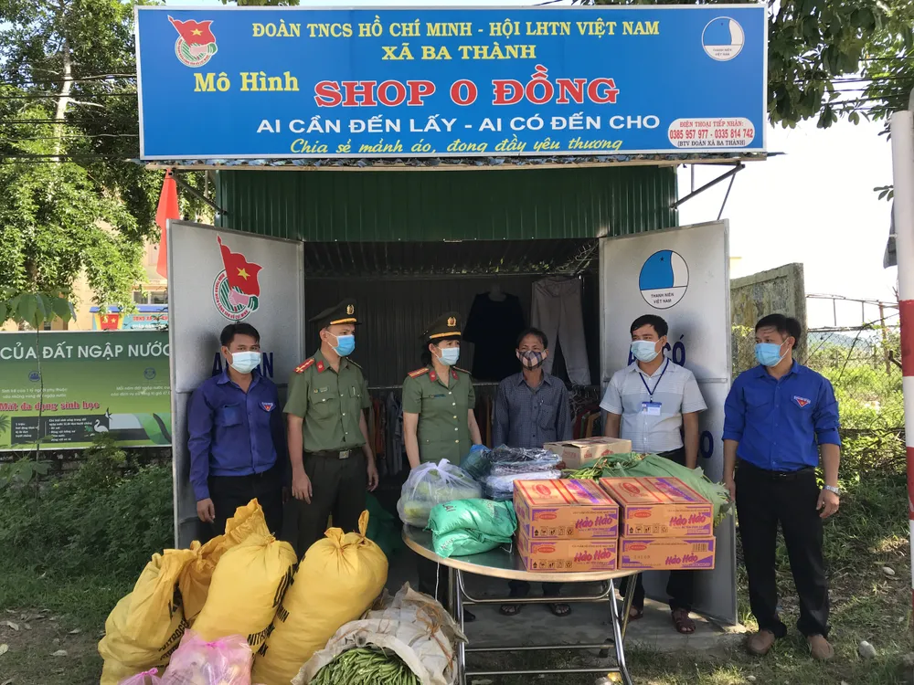 Thanh niên Công an tỉnh Quảng Ngãi tặng quà trung thu cho trẻ em vùng cao ảnh 3