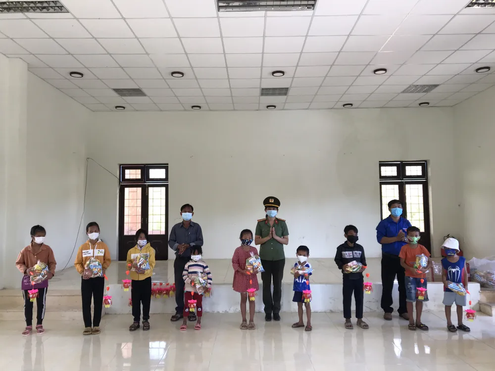 Thanh niên Công an tỉnh Quảng Ngãi tặng quà trung thu cho trẻ em vùng cao ảnh 1