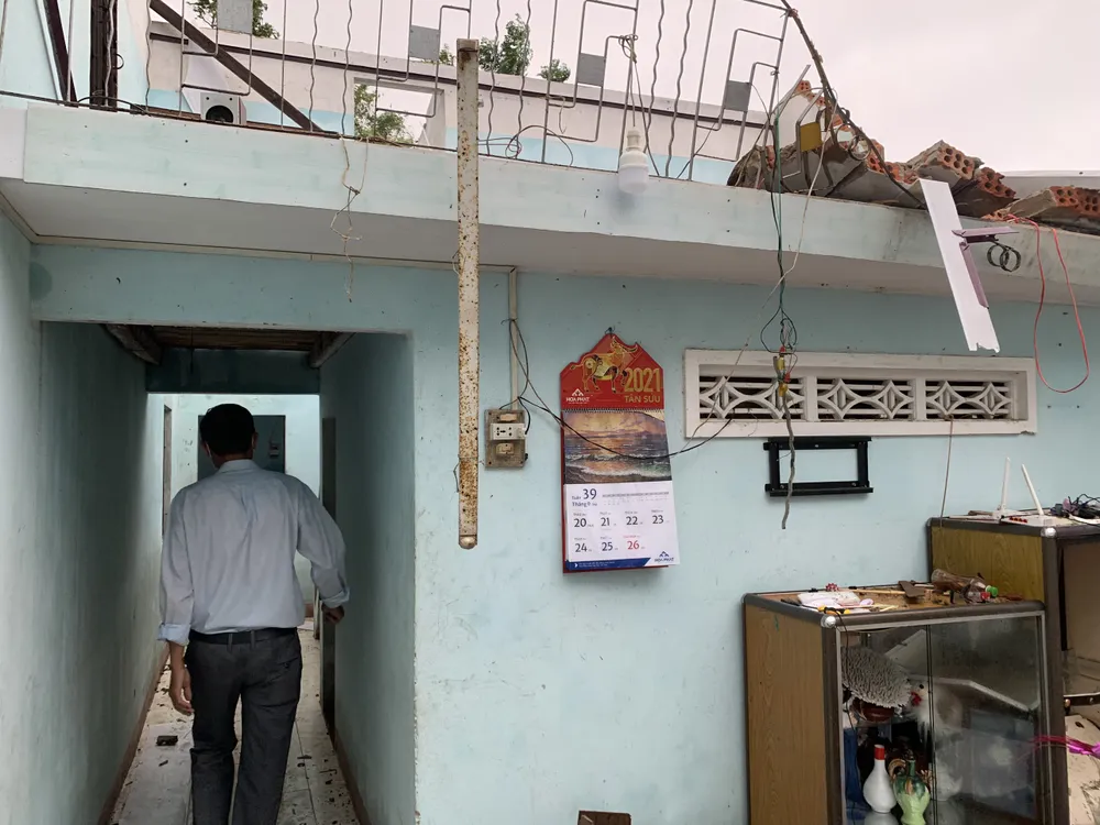 Quảng Ngãi: Lốc xoáy làm nhà dân ven biển bị tốc mái ảnh 4