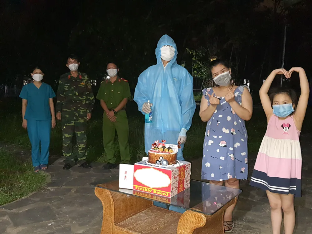 Chiếc bánh sinh nhật đặc biệt trong khu cách ly ảnh 1