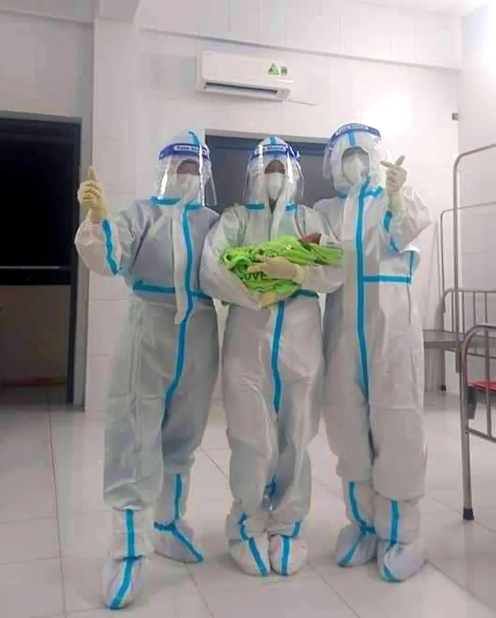 Chiếc bánh sinh nhật đặc biệt trong khu cách ly ảnh 2