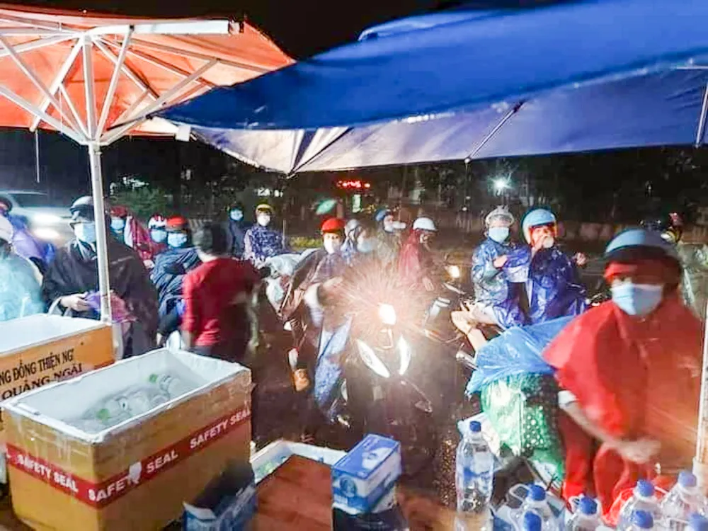 Quảng Ngãi tiếp sức người dân từ phía Nam về quê trong đêm mưa lạnh ảnh 1