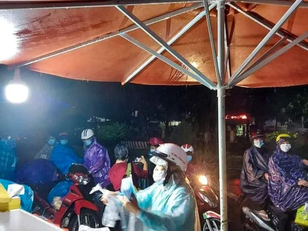 Quảng Ngãi tiếp sức người dân từ phía Nam về quê trong đêm mưa lạnh ảnh 4