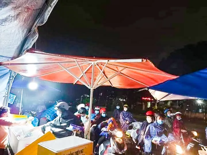 Quảng Ngãi tiếp sức người dân từ phía Nam về quê trong đêm mưa lạnh ảnh 5