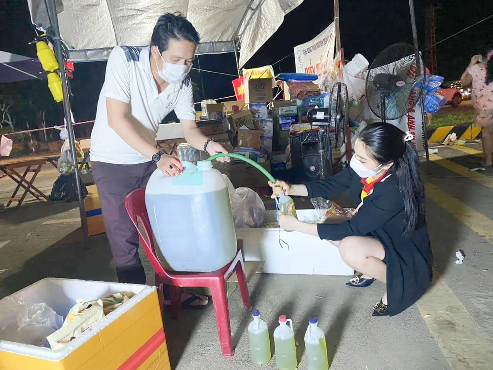 Quảng Ngãi tiếp sức người dân từ phía Nam về quê trong đêm mưa lạnh ảnh 6