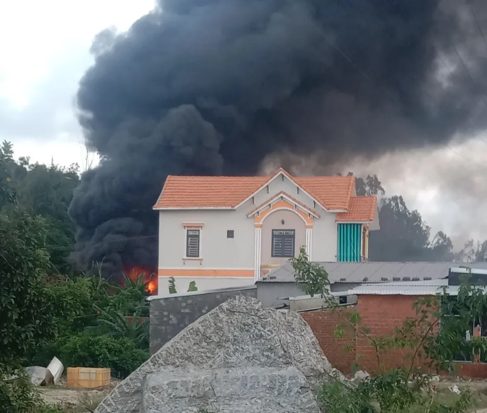 Quảng Ngãi: Cháy lớn ở cơ sở thu mua phế liệu ảnh 3