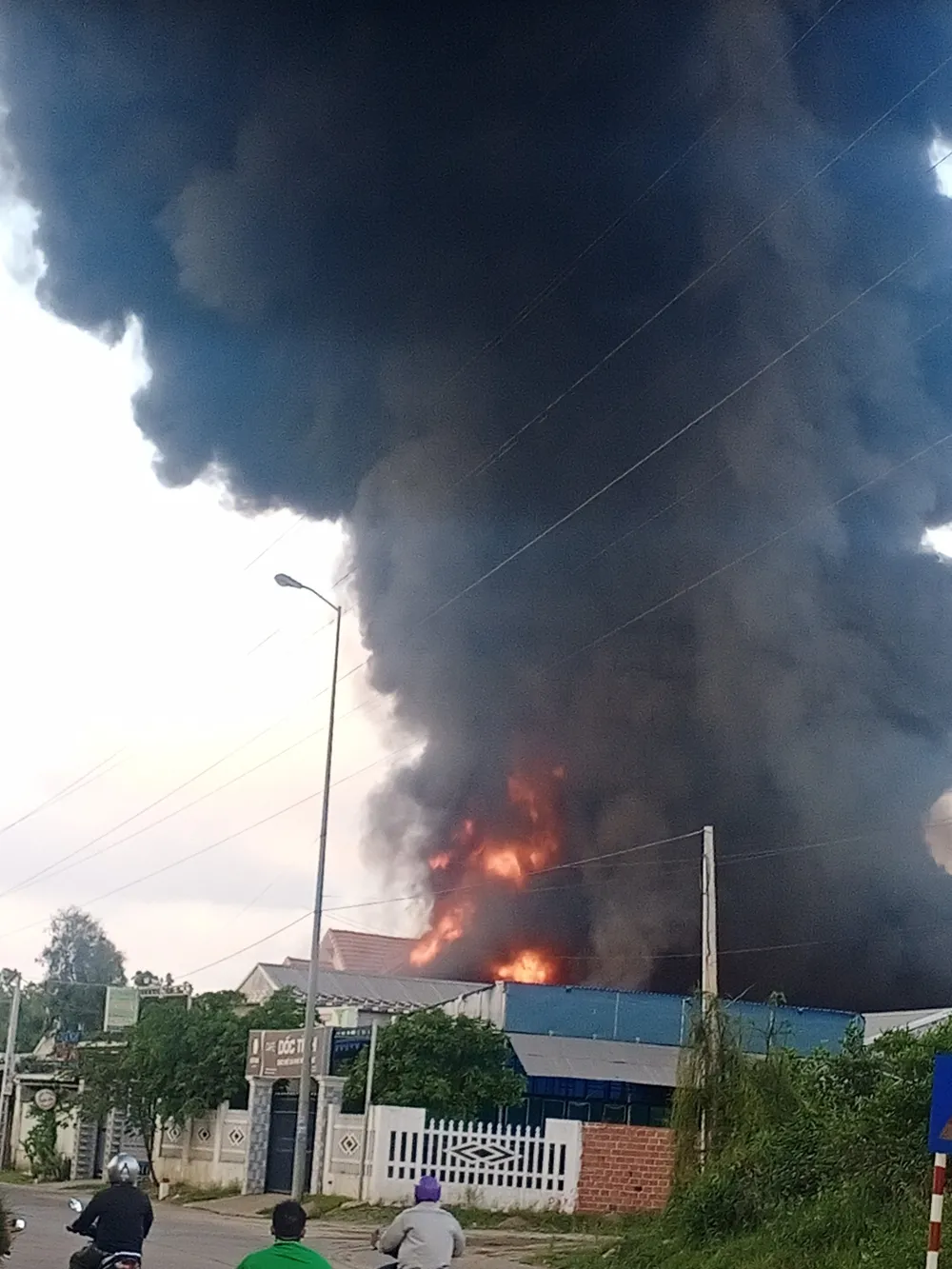 Quảng Ngãi: Cháy lớn ở cơ sở thu mua phế liệu ảnh 2