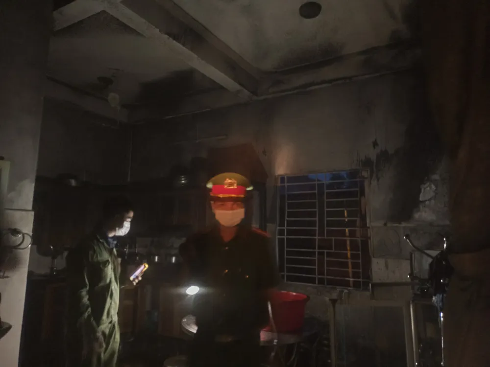 Quảng Ngãi: Cháy lớn ở cơ sở thu mua phế liệu ảnh 5