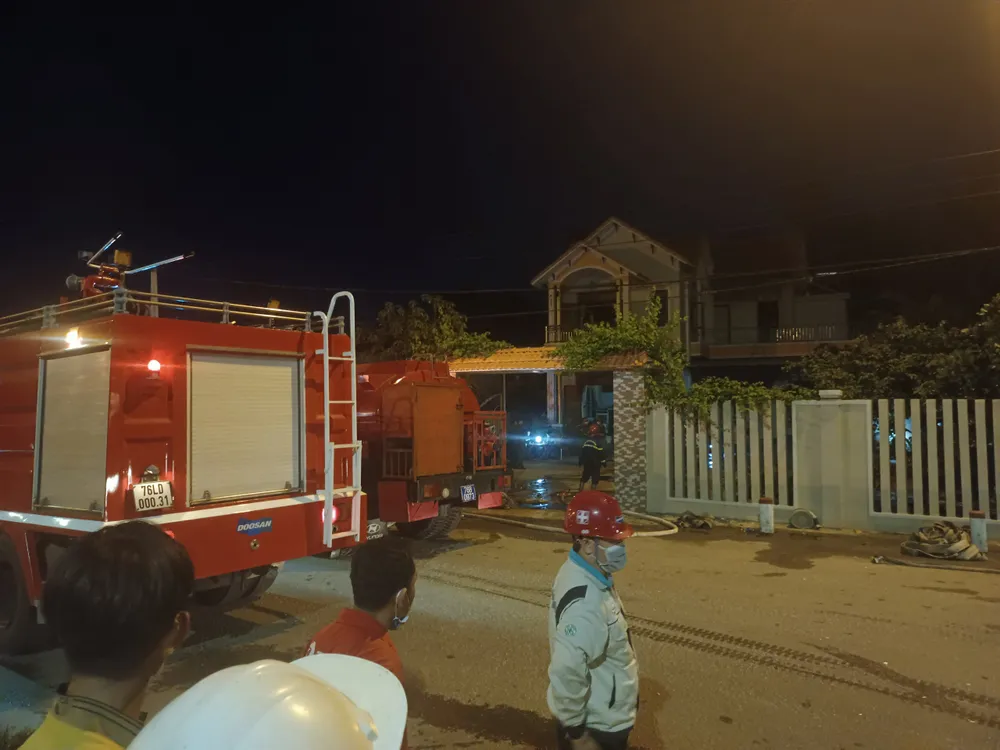 Quảng Ngãi: Cháy lớn ở cơ sở thu mua phế liệu ảnh 4