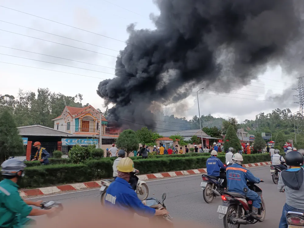Quảng Ngãi: Cháy lớn ở cơ sở thu mua phế liệu ảnh 1