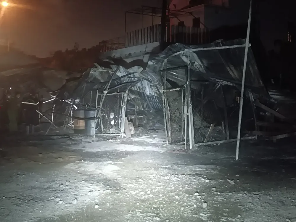 Quảng Ngãi: Cháy lớn ở cơ sở thu mua phế liệu ảnh 6