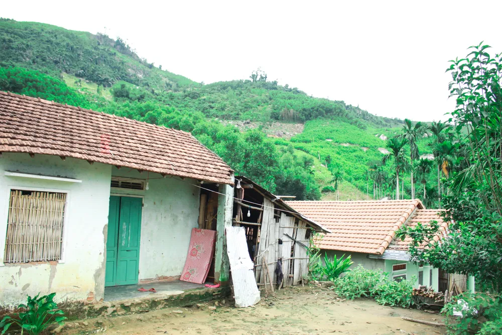 Quảng Ngãi: Hàng ngàn hộ dân cần di dời khỏi điểm sạt lở, nguy cơ sạt lở ảnh 1