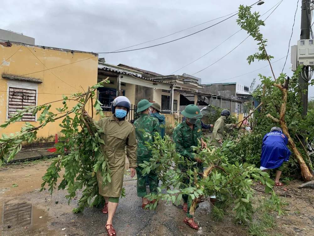 Quảng Ngãi: Giúp dân khắc phục hậu quả lốc xoáy ảnh 2