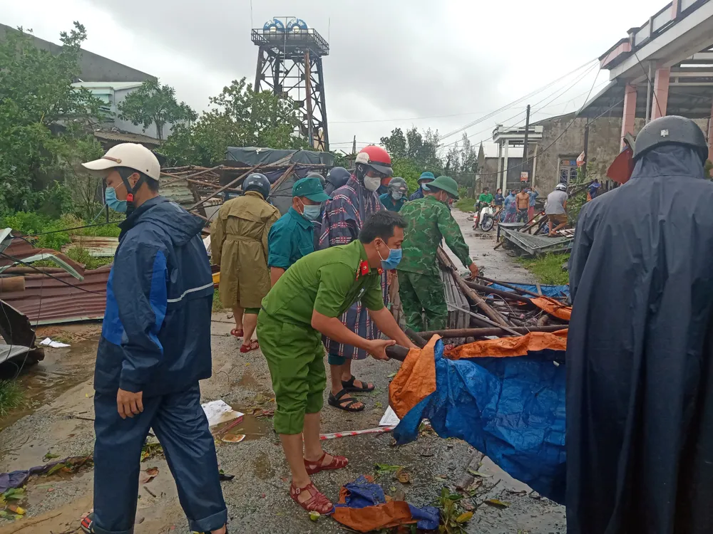 Quảng Ngãi: Giúp dân khắc phục hậu quả lốc xoáy ảnh 10