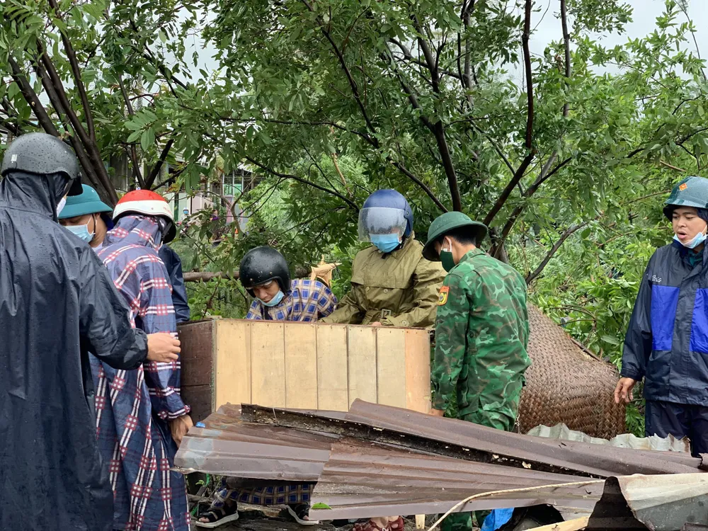 Quảng Ngãi: Giúp dân khắc phục hậu quả lốc xoáy ảnh 11