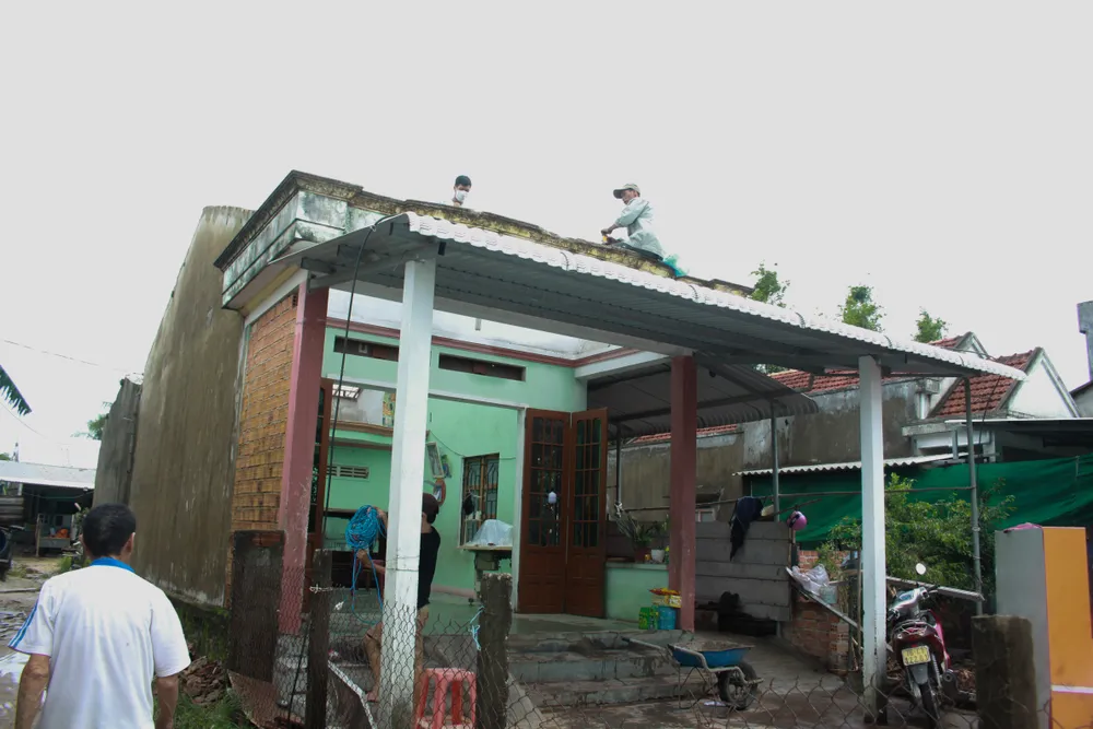 Quảng Ngãi: Giúp dân khắc phục hậu quả lốc xoáy ảnh 6