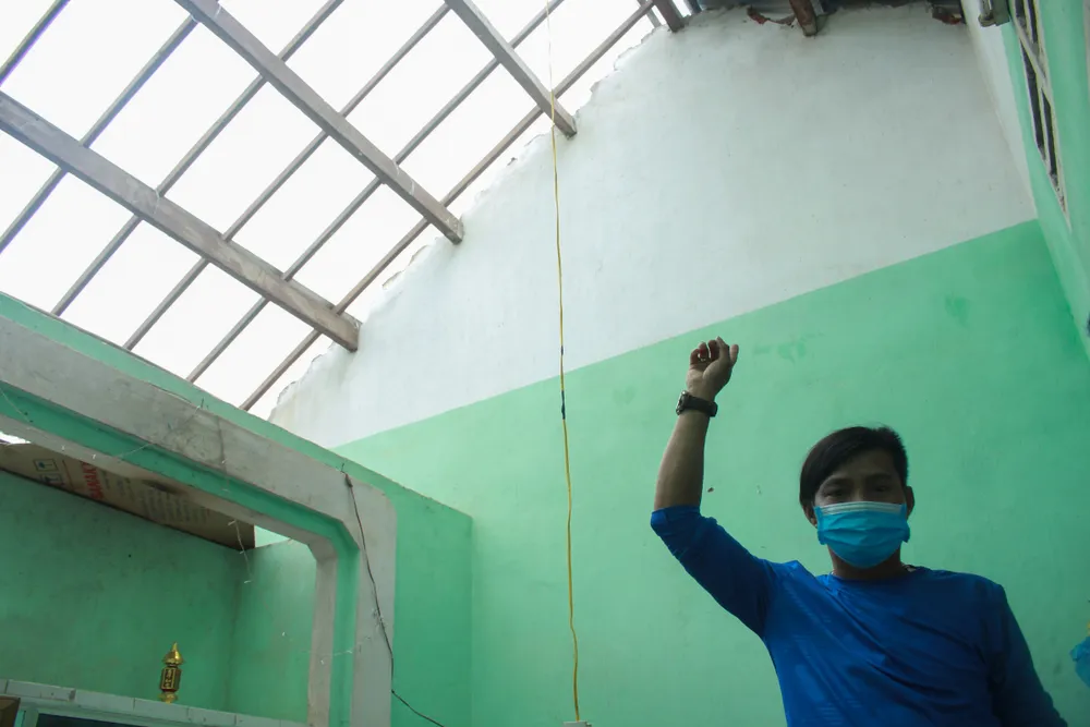 Quảng Ngãi: Giúp dân khắc phục hậu quả lốc xoáy ảnh 4