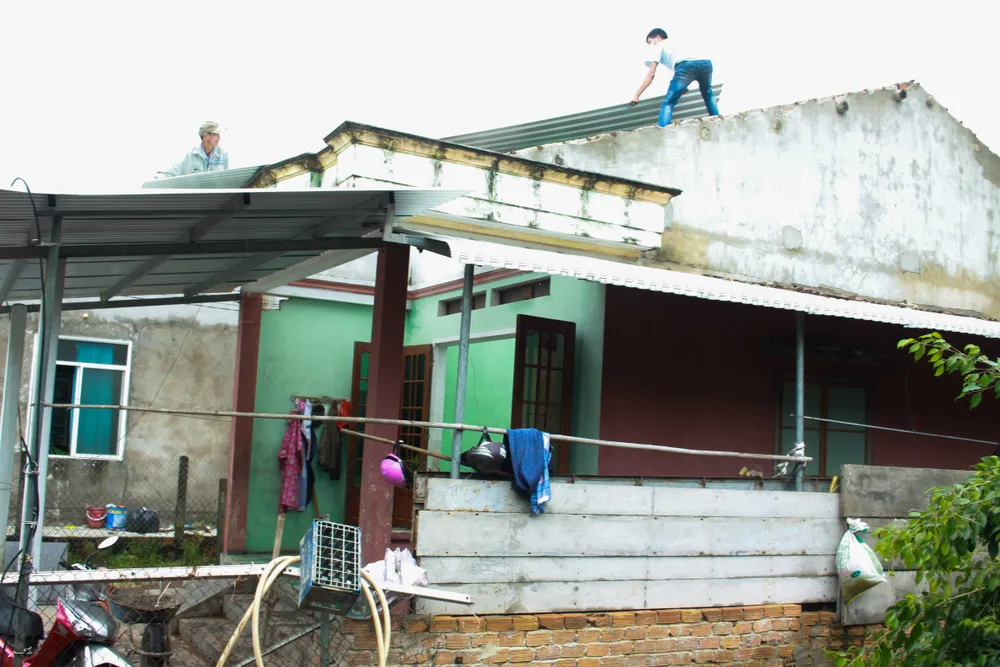 Quảng Ngãi: Giúp dân khắc phục hậu quả lốc xoáy ảnh 7