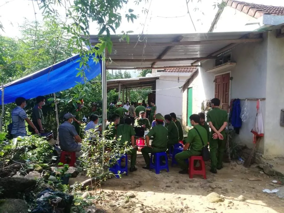 Phát hiện cha và con trai 5 tuổi tử vong trong căn nhà khóa kín ảnh 1