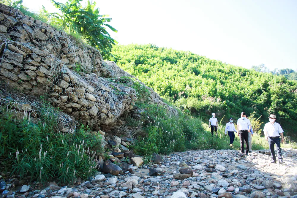 Nguy cơ nhà dân Đồi Gu tháo đổ xuống sông Nước Nia khi mưa lớn ảnh 5