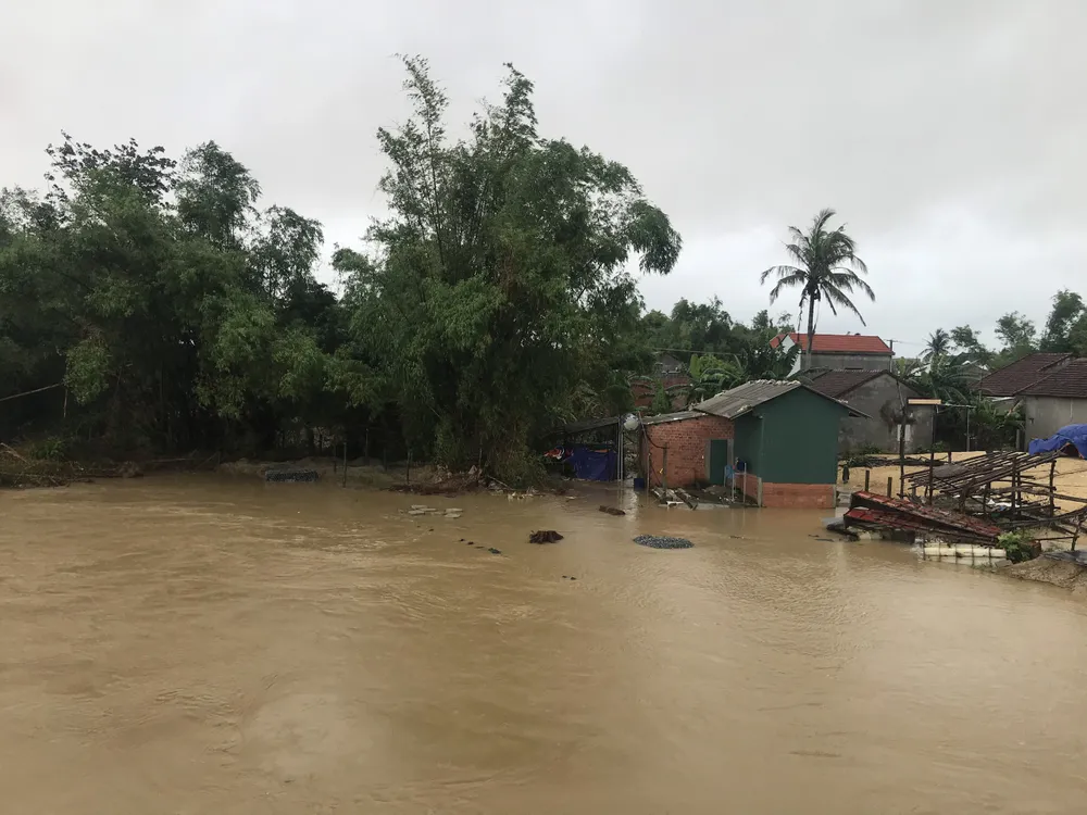 Lũ trên các sông ở Quảng Ngãi lên nhanh, sắp trên mức báo động 3 ảnh 9