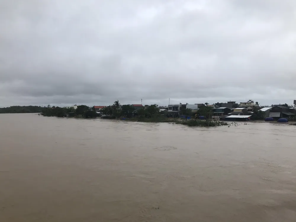 Lũ trên các sông ở Quảng Ngãi lên nhanh, sắp trên mức báo động 3 ảnh 2