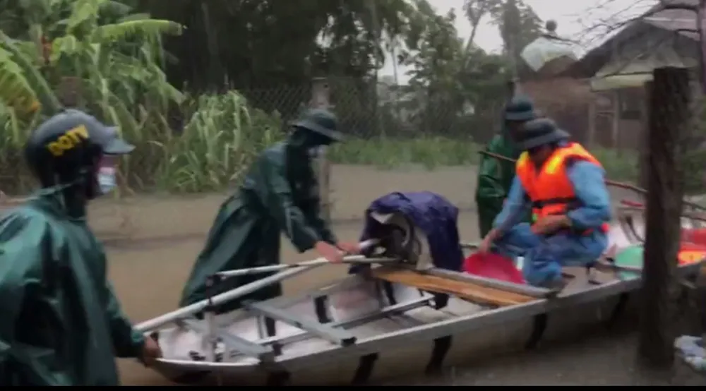 Quảng Ngãi di dời, sơ tán hơn 800 hộ trong vùng bị ngập sâu, nguy cơ sạt lở ảnh 2