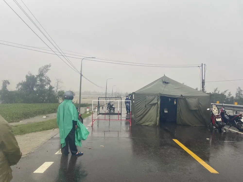 Quảng Ngãi di dời, sơ tán hơn 800 hộ trong vùng bị ngập sâu, nguy cơ sạt lở ảnh 3