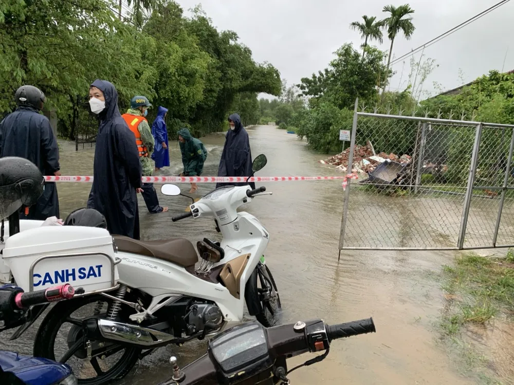 Nhiều tuyến đường tại TP Quảng Ngãi bị ngập do mưa lớn ảnh 7